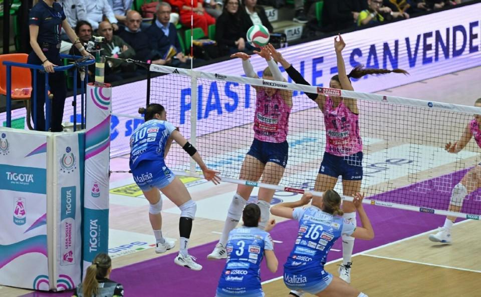 九游体育比分直播、实时比分网、足球比分、篮球比分、电竞比分、九游体育战绩查询-让二追三！科内利亚诺半决赛占先机，朱婷一锤定音+21分荣膺MVP