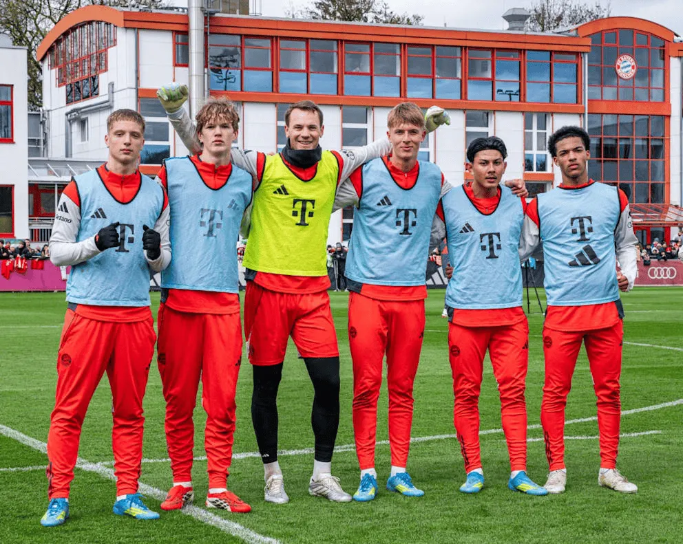 九游体育比分直播、实时比分网、足球比分、篮球比分、电竞比分、九游体育战绩查询-诺伊尔与5位队友合影：自己德甲首秀时，他们还没出生